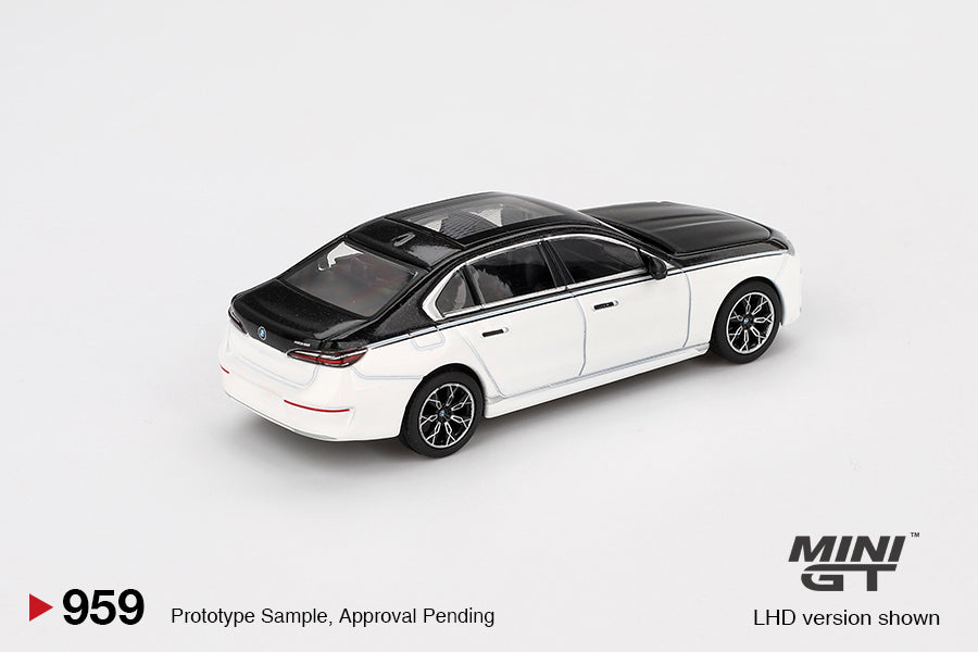 MiniGT 1:64 BMW i7 xDrive60 – Alpine White / Black Sapphire #959