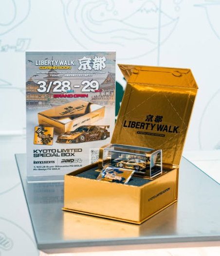 Inno64 X LBWK 1:64 Limited Liberty Walk RX-7 Gold With Leen
