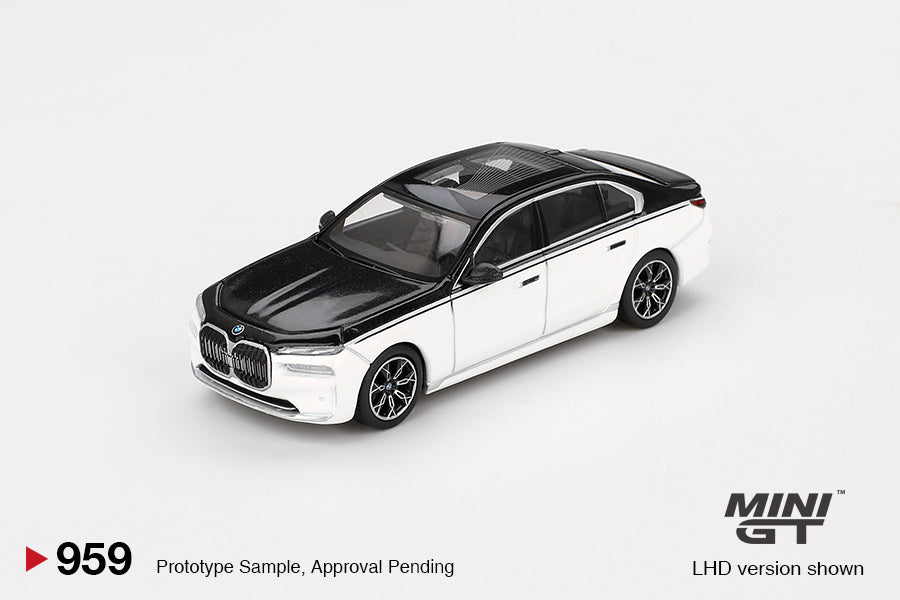 MiniGT 1:64 BMW i7 xDrive60 – Alpine White / Black Sapphire #959