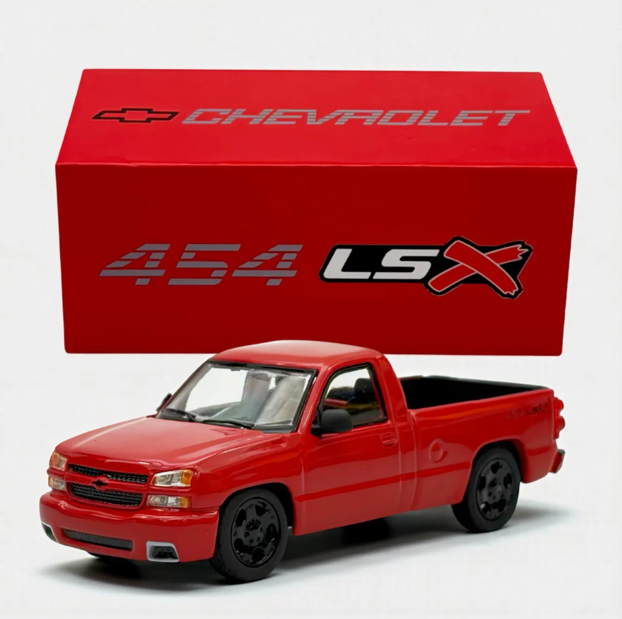 Para64 1:64 2006 Chevrolet Silverado Single Cab 454 LSX - Victory Red