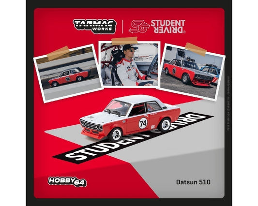 Tarmac Works 1:64 Student Driver Datsun 510 Trans-Am B-Sedan 2.5 Challenge 2023 Daniel Wu – Red – Hobby64