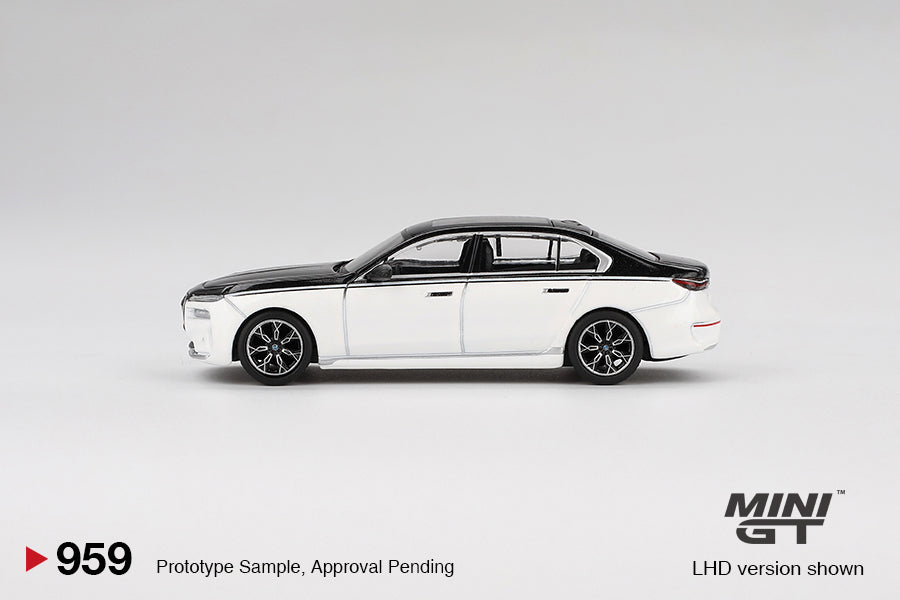 MiniGT 1:64 BMW i7 xDrive60 – Alpine White / Black Sapphire #959