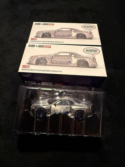 Kaido House 1:64 Nissan Skyline GT-R (R34) Kaido Works Shinjuku V1 - Regular & Chase PAIR