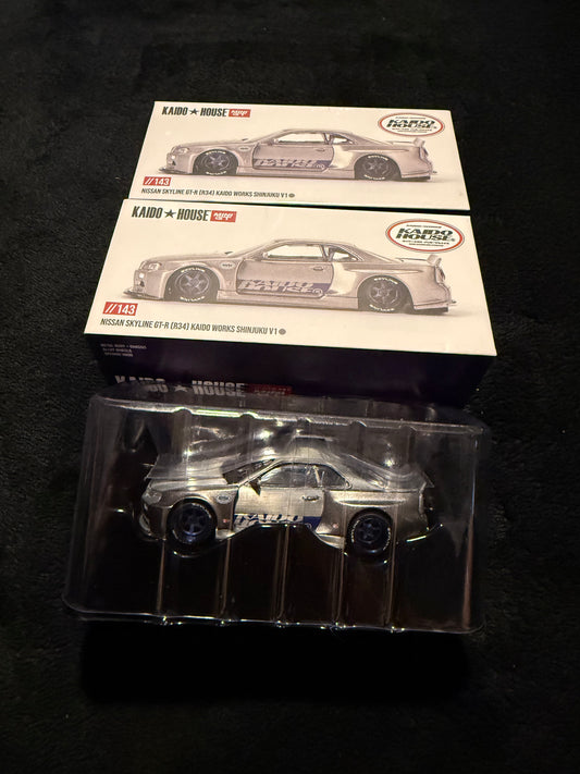 Kaido House 1:64 Nissan Skyline GT-R (R34) Kaido Works Shinjuku V1 - Regular & Chase PAIR