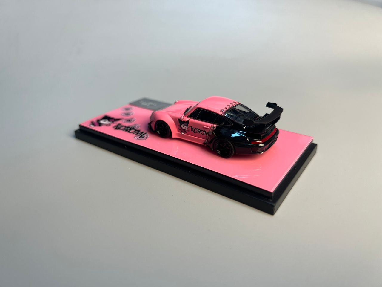 Decode 1:64 Porsche RWB Kulomi Pink/Black - 2 Styles