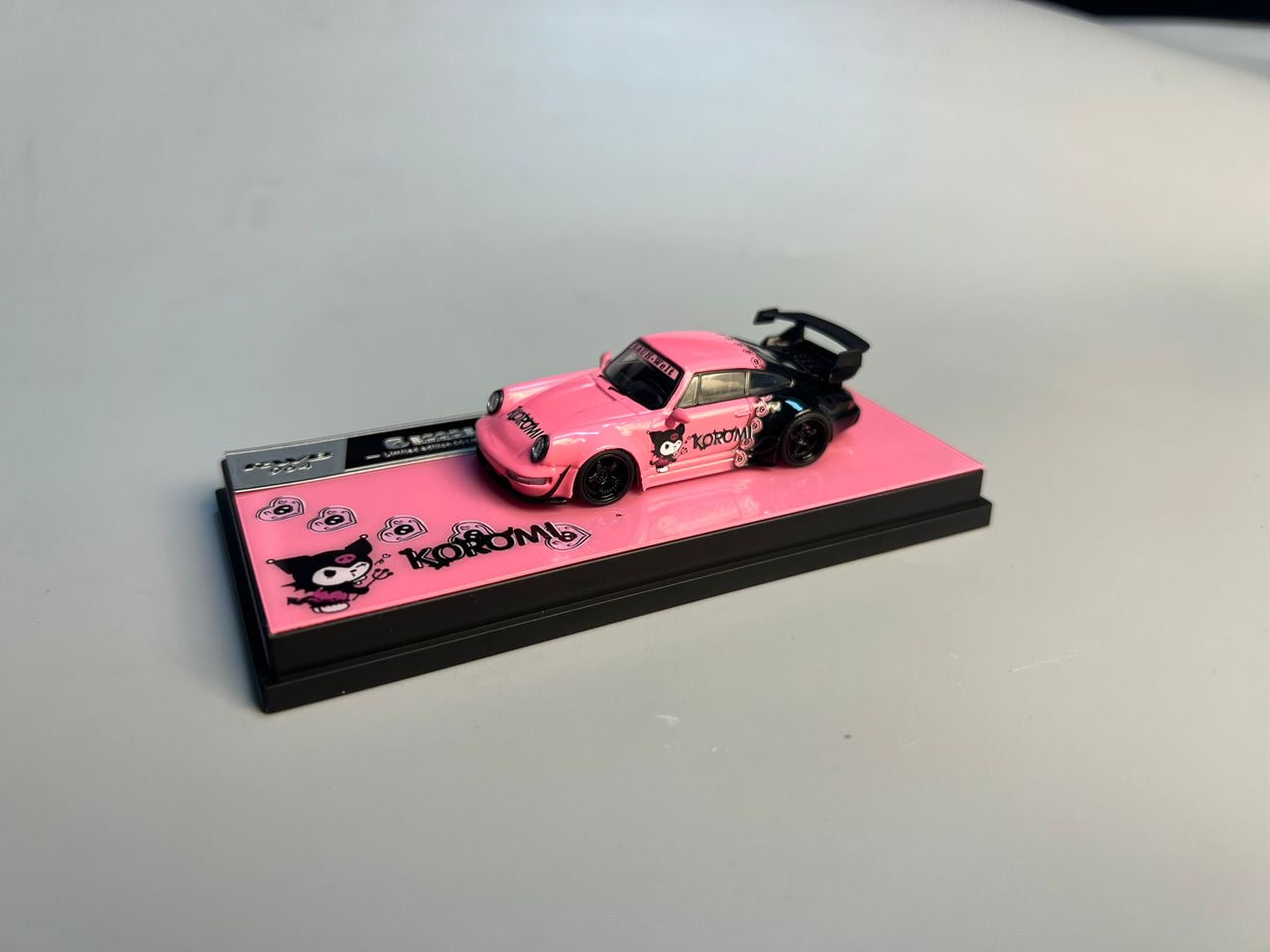 Decode 1:64 Porsche RWB Kulomi Pink/Black - 2 Styles