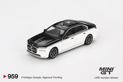 MiniGT 1:64 BMW i7 xDrive60 – Alpine White / Black Sapphire #959