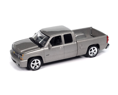 Auto World 1:64 2006 Chevrolet Silverado SS Truck Extended Cab Fleetside – Muscle Trucks - Silver Birch Metallic