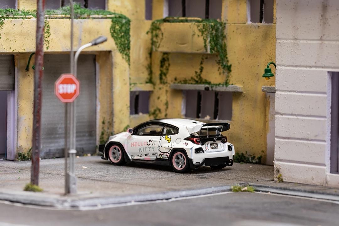 Fuji 1:64 GR Yaris Pandem Rocket Bunny - Hello Kitty