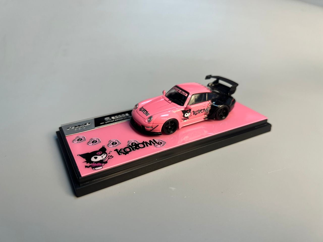 Decode 1:64 Porsche RWB Kulomi Pink/Black - 2 Styles