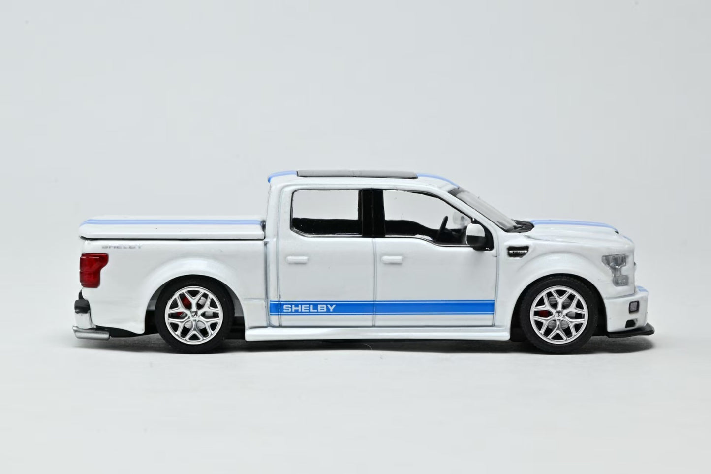 Funny Model 1:64 Ford F150 Super Snake - Oxford White With Blue Stripes