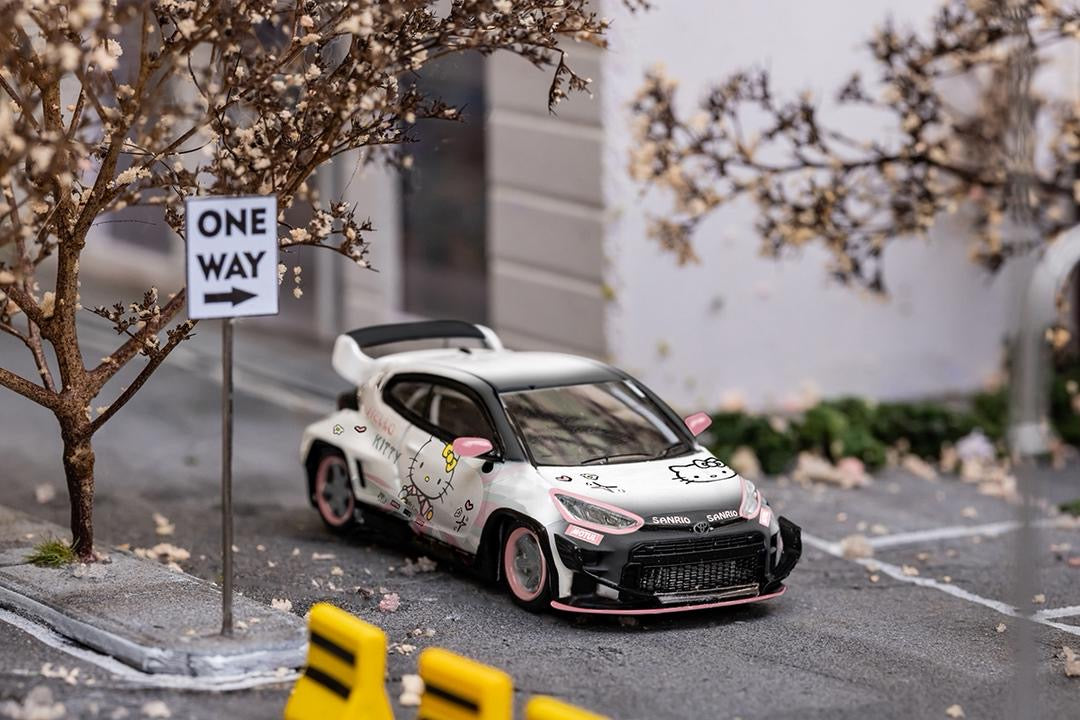 Fuji 1:64 GR Yaris Pandem Rocket Bunny - Hello Kitty