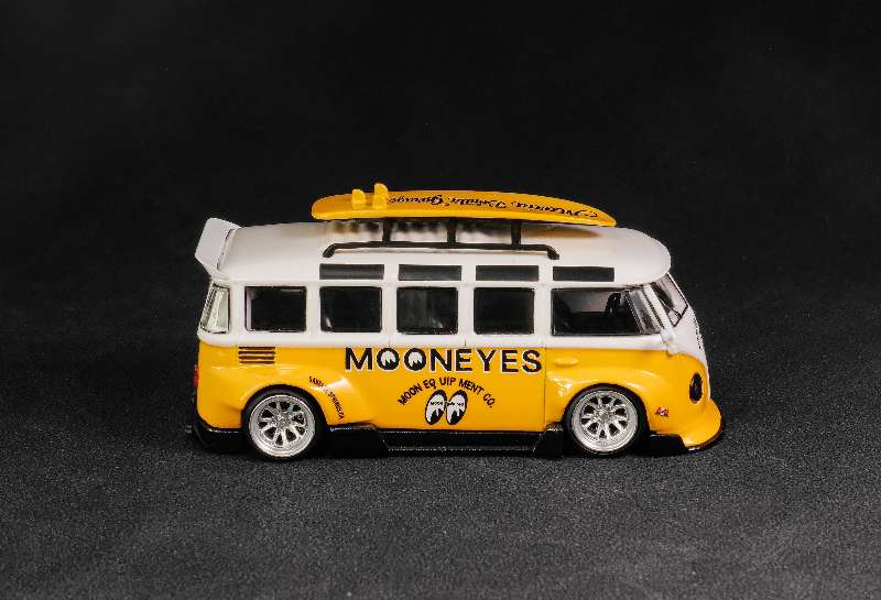 LF Model 1:64 VW Volkswagen T1 Bus With Surfboards - Mooneyes