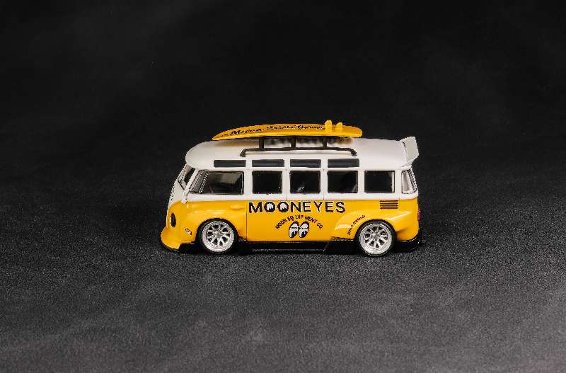 LF Model 1:64 VW Volkswagen T1 Bus With Surfboards - Mooneyes