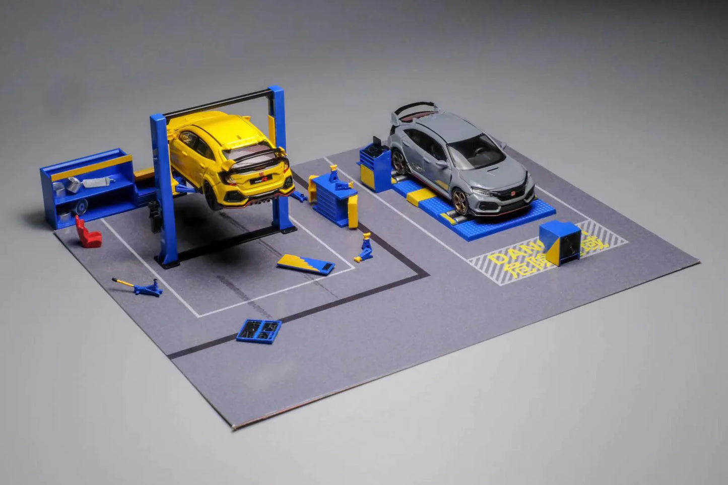 Micro Turbo 1:64 Garage Diorama With Dyno, Lift & Tools - 2 Styles