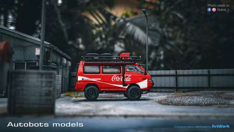 Autobots Models 1:64 Delica Star Wagon 4x4 - Coca Cola