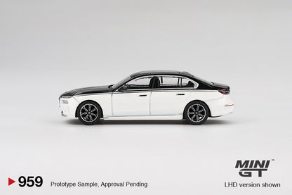 MiniGT 1:64 BMW i7 xDrive60 – Alpine White / Black Sapphire #959