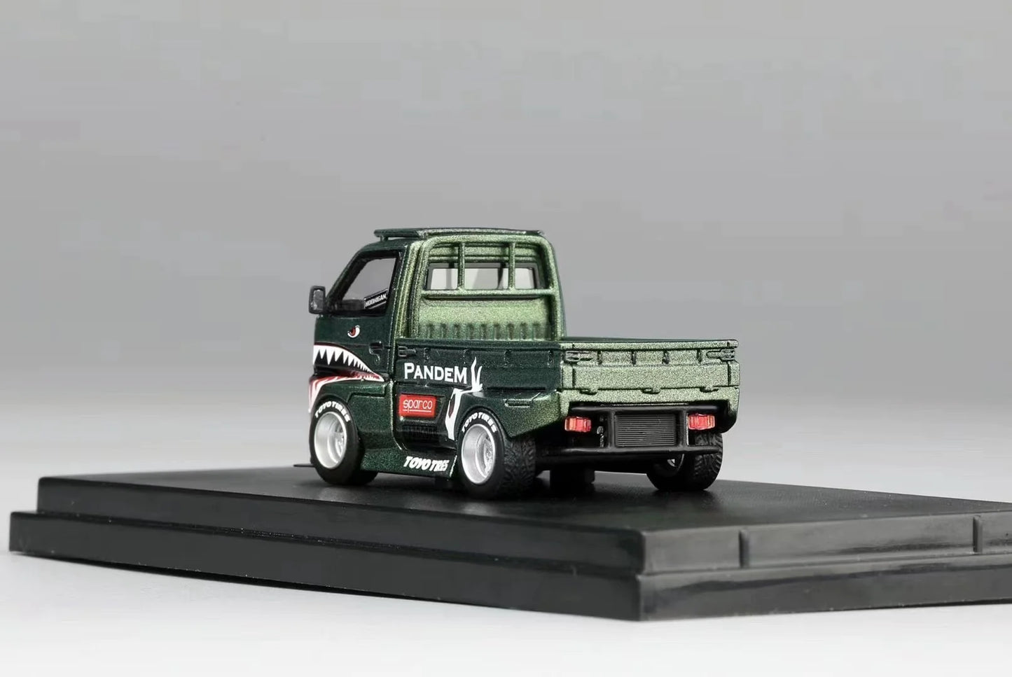 YM Model 1:64 Suzuki Carry Hoonigan D12 Rocket Bunny Widebody Pick-up Truck - Metallic Green