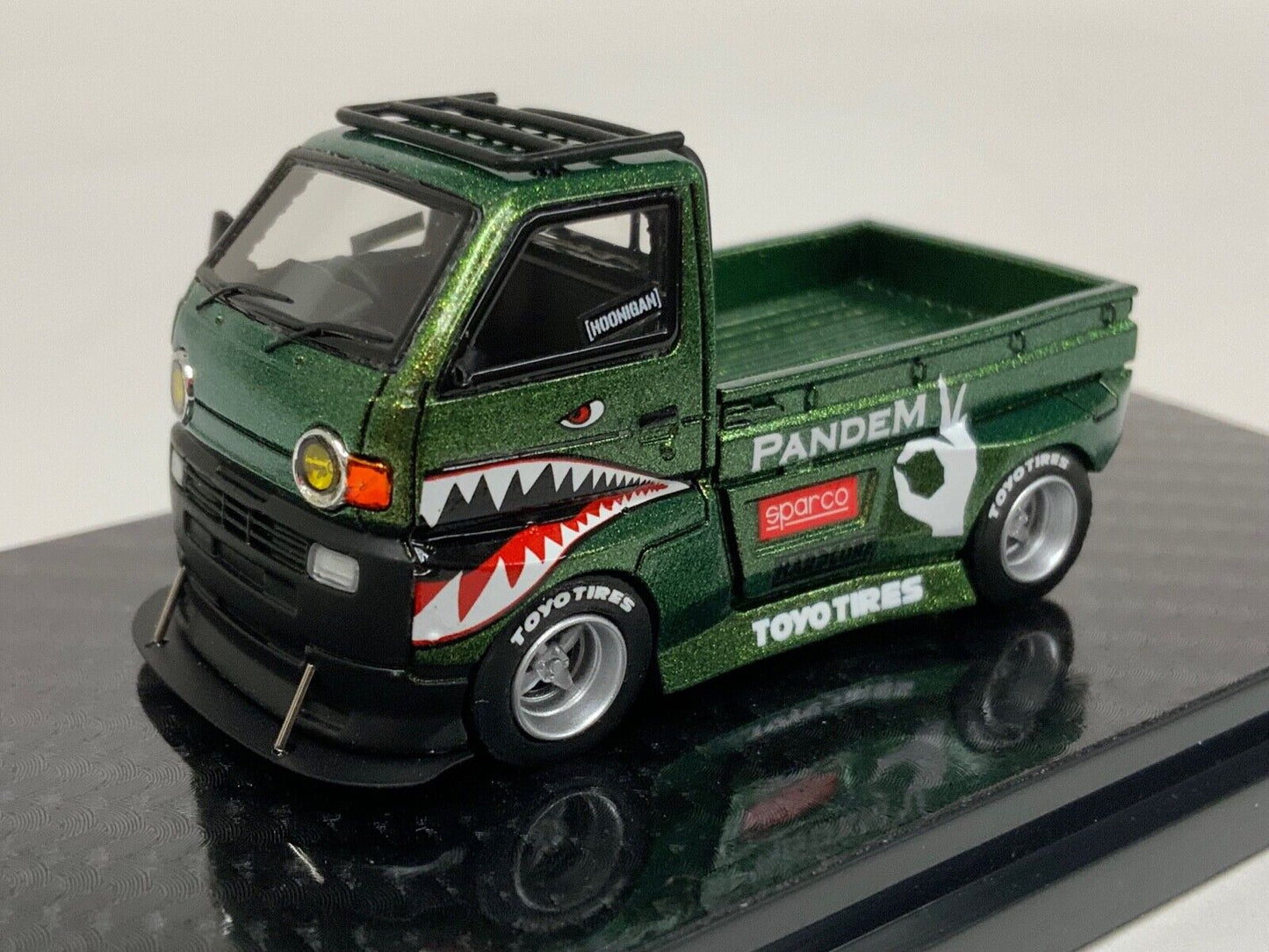 YM Model 1:64 Suzuki Carry Hoonigan D12 Rocket Bunny Widebody Pick-up Truck - Metallic Green