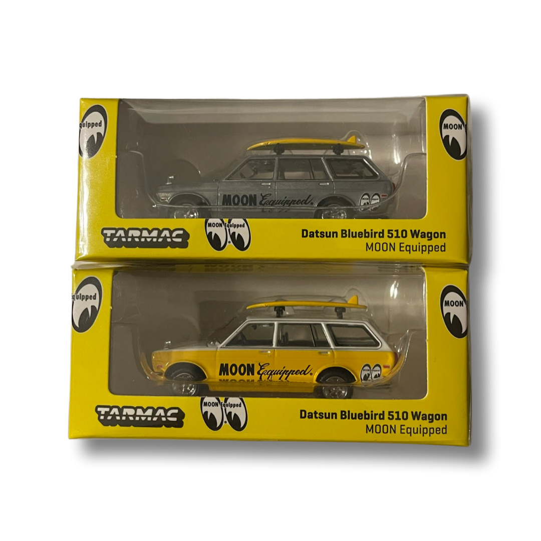 Tarmac Works 1:64 Global64 Moon Equipped Datsun Bluebird 510 Wagon Regular & Chase Pair